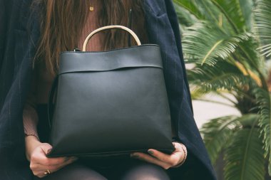 kıyafet moda ayrıntıları, büyük boy lacivert ceket giyen genç şık kadın düşmek. siyah bir trendy çanta ile poz kentsel moda blogger.