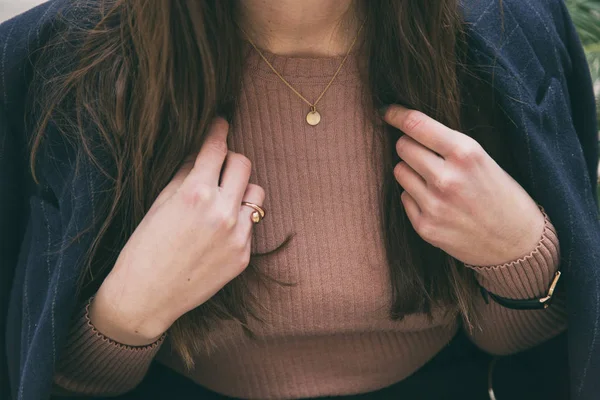 Accesorios perfectos del traje de la caída. blogger de moda con un abrigo elegante azul marino, una camisa rosa en polvo y un collar de cadena dorada hermosa y de moda — Foto de Stock