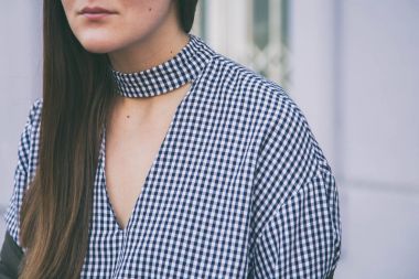 moda detayları kapatın. bir şemsiye giyen kadın üst kontrol ettim. sokakta poz ideal bahar kıyafet accessories.fashion blogger