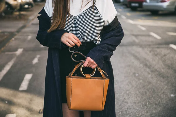 Bliska szczegółów moda młody biznes kobieta trzyma jej brązowy elegancki worek. noszenie czarny i złoty zegarek. wiosną idealny strój akcesoria. — Zdjęcie stockowe