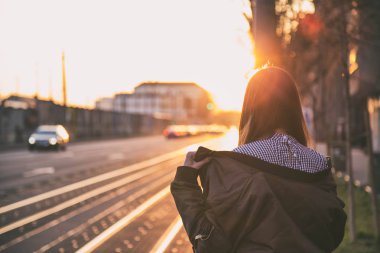 mükemmel bahar moda kıyafet. Pötikareli onay topaç, siyah etek, büyük boy bombardıman ceket, loafer'lar ve kahverengi bir çanta giyen moda kadın. Blogger sokakta günbatımında poz moda.