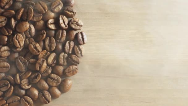 Kaffeebohnen mit Rauch-Hintergrund — Stockvideo