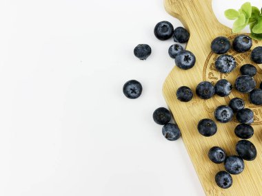 Beyaz arkaplanda yabanmersini