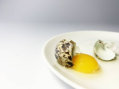 Beyaz arka planda bıldırcın yumurtaları.