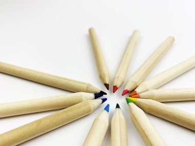 Beyaz arkaplanda kalemler