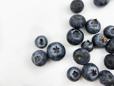 Beyaz arkaplanda yabanmersini