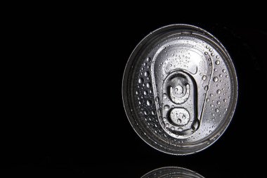 Siyah zemin üzerinde su damlaları olan demir kutular.