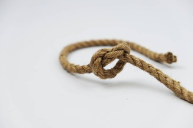 İpten yapılmış düğüm, beyaz arkaplanda ip, izole et