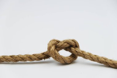 İpten yapılmış düğüm, beyaz arkaplanda ip, izole et
