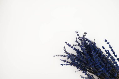 Çuval bezinde bir demet lavanta