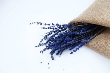 Çuval bezinde bir demet lavanta