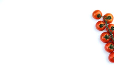 Beyaz arka planda küçük domatesler.