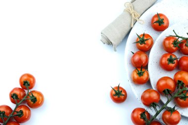 Beyaz arka planda küçük domatesler.