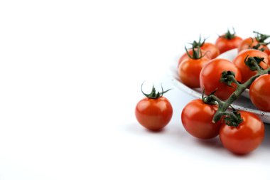 Beyaz arka planda küçük domatesler.