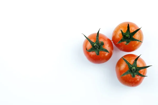 白色背景的小樱桃西红柿 — 图库照片