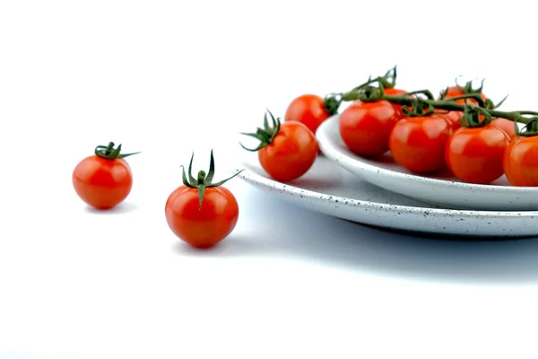 Pequenos Tomates Cereja Fundo Branco — Fotografia de Stock