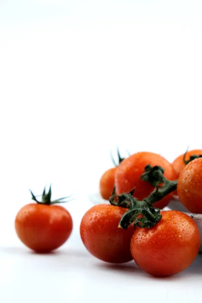 Piccoli Pomodorini Ciliegia Sfondo Bianco — Foto Stock