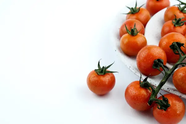 Pequenos Tomates Cereja Fundo Branco — Fotografia de Stock