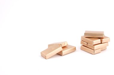 Çikolata, beyaz arka planda çikolatalar.