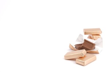 Çikolata, beyaz arka planda çikolatalar.