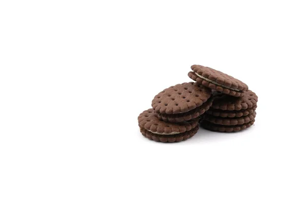 Biscoitos Sanduíche Creme Chocolate Com Recheio Creme Fundo Branco — Fotografia de Stock