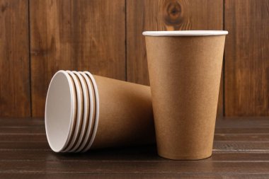 Ahşap bir arka planda altı tane çevre dostu bardak var. Ekoloji kavramı. Model-up. Yakın plan.