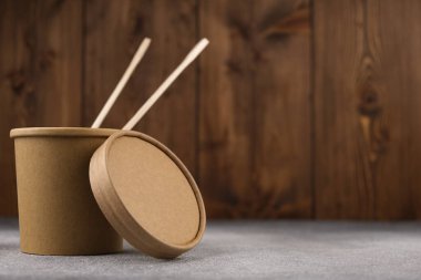 Çubuklu mukavva çorba kabı ahşap arka planda ekolojinin motive edici bir kavramıdır. Model-up. Uzayı kopyala Ekoloji kavramı.