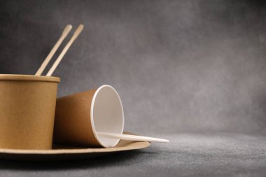 Beton bir arka planda çevre dostu aletler. Çevre dostu aletler kavramı. Boşluğu kopyala.