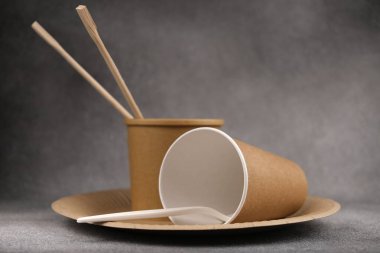 Beton bir arka planda çevre dostu aletler. Çevre dostu aletler kavramı..