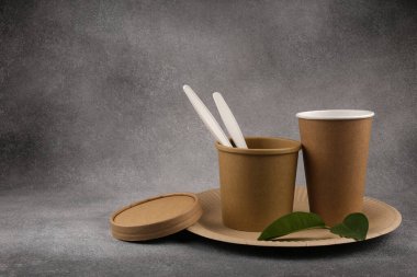 Beton bir arka planda çevre dostu aletler. Çevre dostu aletler kavramı. Boşluğu kopyala.