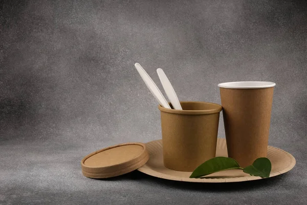 A set of eco-friendly utensils on a concrete background. The concept of eco-friendly utensils. Copy space. — Stock Photo, Image