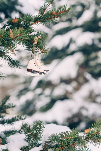 Closeup vánoční strom dekorace malé brusle na větvi — Stock fotografie