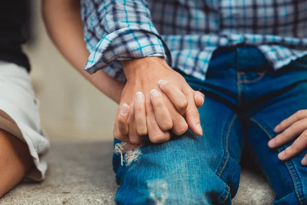 Een jong koppel verliefd aangeraakt de handen op de eerste date — Stockfoto