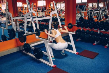 Kusursuz bir beden egzersizleri bir spor salonunda yapıyor ile genç güzel sportif kız