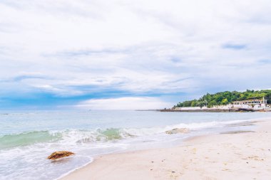 Temiz su, taş ve kum plaj denize sıfır görüntüleyin. Cennet yer.