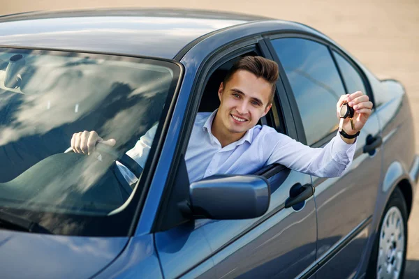 Felice acquirente in possesso di chiavi di auto all'interno del suo nuovo veicolo — Foto Stock