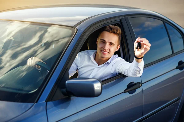 Comprador feliz segurando chaves do carro dentro de seu novo veículo — Fotografia de Stock