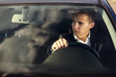 Pahalı bir araba sürüş iş elbiseli çekici şık yakışıklı