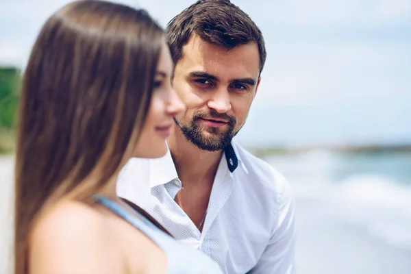 Profile of a beautiful woman  standing before a respectable bearded man — Stock Photo, Image
