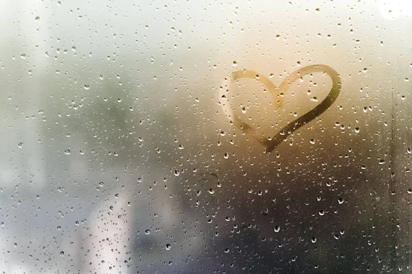 Βροχερός καιρός, καρδιά επιγραφή στο ιδρωμένο ποτήρι. — Φωτογραφία Αρχείου