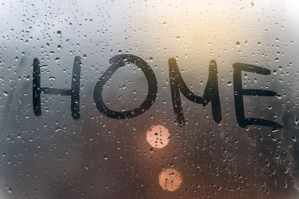 Дождливая погода, надпись дома на потном стекле . — стоковое фото