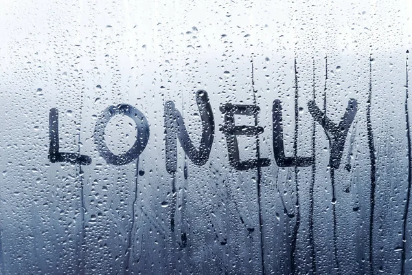Deszczowa pogoda, samotny na szybie spocony napis. — Zdjęcie stockowe