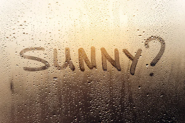 Tempo chuvoso, a inscrição no vidro suado - Ensolarado ? — Fotografia de Stock