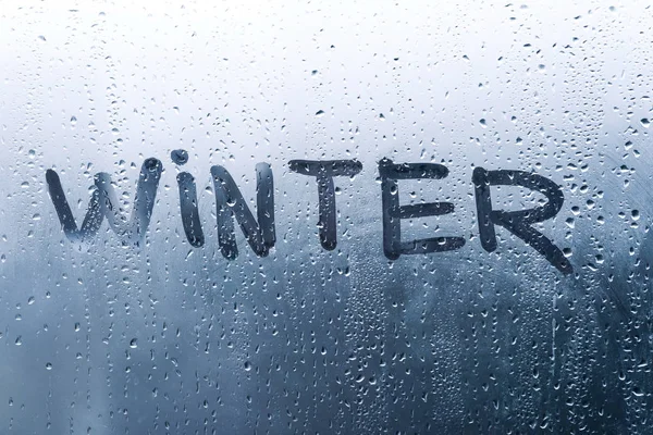 Clima lluvioso, la inscripción de invierno en el vaso sudoroso . — Foto de Stock