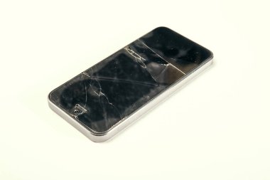 Kırık cam ekran cep telefonu izole. Smartphone bırak yere. Koru bardak crash.