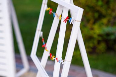 Beyaz ahşap dekoratif şövale halatlar ve kelepçeler. Düğün parti süslemeleri. Fotoğraflar için yer.