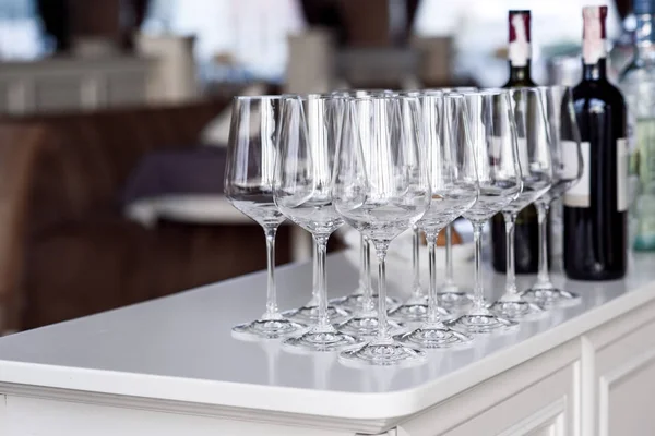 Kristallklare Leere Weingläser Auf Dem Tisch Alkohol Hintergrund Viele Weingläser — Stockfoto