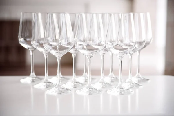 テーブルの上 クリスタル クリアの空のワイングラス アルコールの背景 多くのバーでワイングラス — ストック写真