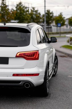 Modern expencive arabanın arka ışık. Modern lüks araba ızgara close-up. Pahalı, kavramı spor otomatik detaylandırma