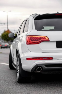 Modern expencive arabanın arka ışık. Modern lüks araba ızgara close-up. Pahalı, kavramı spor otomatik detaylandırma